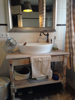 Das Badezimmer als Wohn(t)raum - Land & Liebe Badmöbel Landhaus