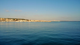 Der Fischer-Hafen von Anzio mit dem Blick auf Nettuno