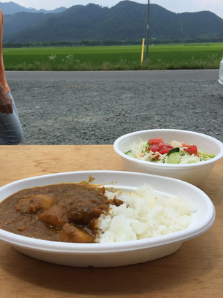 今日のランチは野菜一杯のカレーとサラダ。