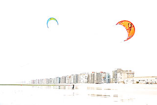 Weiße Stadt an weißem Strand. Ostduinkerke in Belgien. Bunte Kites bringen Farbe.