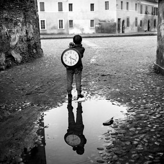 Maestros de la fotografía - Fotografías famosas de la historia, Muchacho con reloj  - Marco Giacomelli - blanco y negro, grandes fotógrafos  