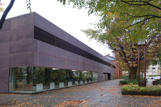 金沢市立玉川図書館を見る案内する人