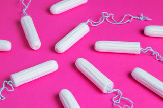 Tampons auf rosa Untergrund