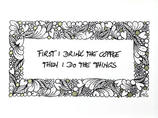 kleine Doodelei - Rahmen aus geschwungenen Ornamenten - Text: first I drink the coffee, then I do the things - schwarz Faserstift, goldener und silberner Gelstift auf weißem Papier