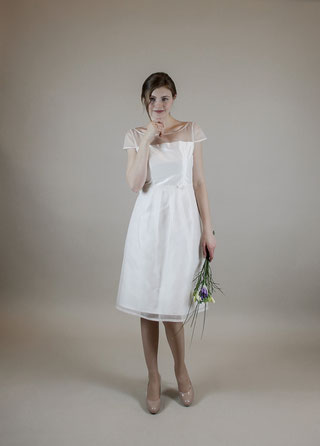 Kurzes Brautkleid Mille. Hergestellt aus Dupionseide und Seidenorganza. Brautkleid handmade in Germany.