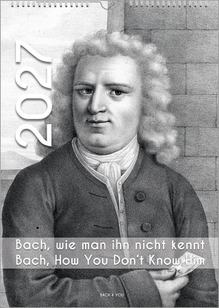 Ein Kalender in Grautönen. Es ist Bach der ein Notenblatt hält und zur Kamera sieht. Es ist ein unbekanntes Motiv. Oben links aufrecht ist die Jahreszahl, unten in einem Querband ist der Kalendertitel.