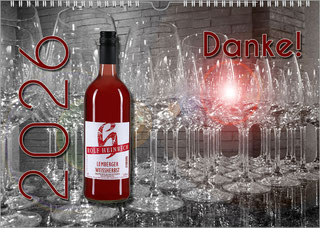 Der premium-personalisierte Weinkalender. Vor einem HIntergrund aus lauter leeren, gestapelten Weingläsern steht links eine falsche Rotwein. Am linken Rand steht große die Jahreszahl in Rot, oben rechts ist der Kalendertitel.