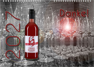 Der premium-personalisierte Weinkalender. Vor einem HIntergrund aus lauter leeren, gestapelten Weingläsern steht links eine falsche Rotwein. Am linken Rand steht große die Jahreszahl in Rot, oben rechts ist der Kalendertitel.