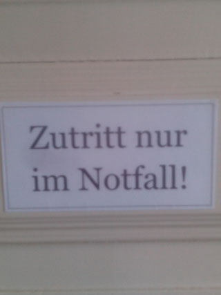 Hinweisschild auf einer  Zimmertür  im Schloss Hinterglauchau 