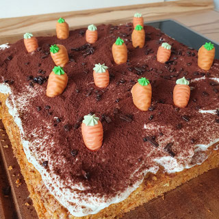 gefüllte Rüblitorte mit Frischkäsecreme und Marzipanmöhren