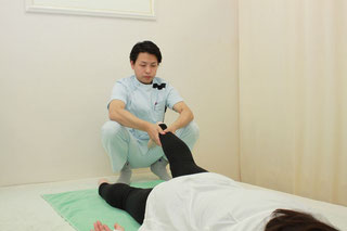 下肢の牽引で骨盤と股関節を調整します。
