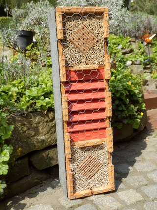 S4 / kombinierte Wildbienenbrutstätte u. Überwinterhilfe für Schmetterlinge, Marienkäfer sowie Florfliegen / € 200,00 / verkauft