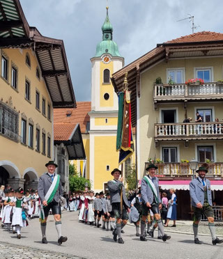 Trachtenmarsch in Miesbach vor Kirche