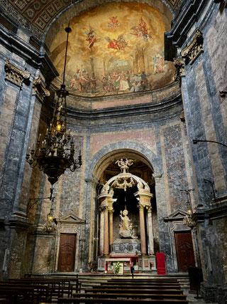 Altar in der Basilica di Sant Feliu mit dem Stadtpatron Sant Narcis mit himmlischem Licht auf dem Kopf, getragen von Wolken und begleitet von Engelsmusik 