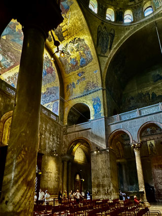 Goldene Mosaiken und hohe Säulen in der Basilika