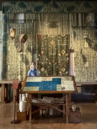 Strenger Blick der Museums-Mitarbeiterin