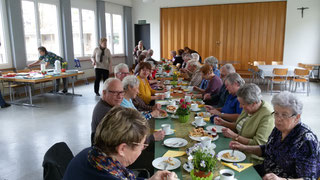 Gemütliches Beisammensein nach dem Krankensalbungsgottesdienst in Grellingen