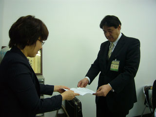 要望書を手渡す森主副会長