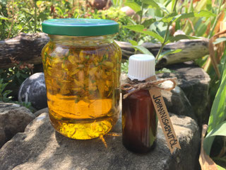 Johanniskrautöl: Das rote Wunder für die Haut - Bio-Bauernhof Innauer