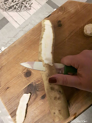Patata dolce che viene pelata