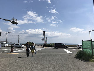 食後は海へ・・・由比ガ浜の海から・・・・・鎌倉駅の小町通りまで歩きました。なんと、１万歩歩きました(^^♪