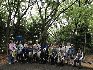 雨も上がってきました(^^♪　もう少し歩こうね👣日吉の丘公園、とても広くて、気持ちがいいです。森林浴が出来ますね(^^♪