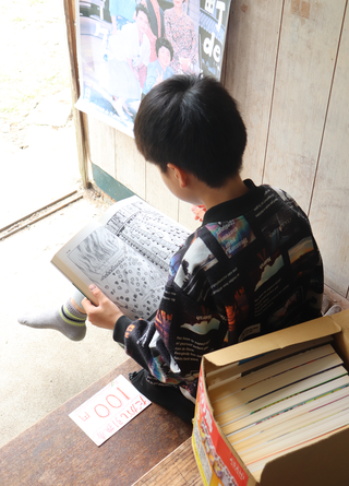 玄関で読書
