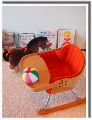 代官山蔦屋で購入したかわいい絵本^^ ほかにもクレヨンハウスや教文館などの本屋さんがお気に入り^^・・絵本は子供への愛にあふれているアイテムなので、沢山触れさせていけたらと思います^^・ 椅子はストッケと迷いましたが、3バージョンに変化出来るコージーという新しげなタイプにしてみました^^ 最近一人で登って入るのがマイブームのベビー^^気に入っているみたいです^^