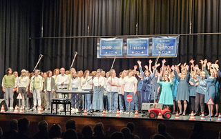 Chorsängerinnen auf einer Bühne