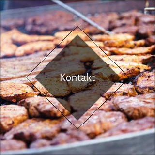 Gegrillte Fleischstücke auf einem Grill mit dem Text 'Kontakt' in einem Rautenmuster