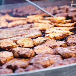 Mehrere gegrillte Fleischstücke auf einem Grillrost