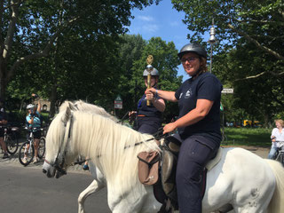 Katja und Fakur mit Stafette (Foto: C. Riedel)