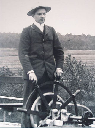 Aufnahme von 1903: Frédéric Dyckhoffs Sohn Rudolphe  am Steuerrad des ersten Schiffes mit Dieselmotorenantrieb, dem Lastkahn Petit PIerre. 