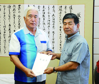 要請文を渡す石垣市議会の知念辰憲議長(右)と県議会議長の新里米吉氏(左)=29日午後、県議会(那覇市)