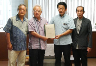 (左から)外間守吉与那国町長、富川盛武副知事、中山義隆石垣市長、西大舛髙旬竹富町長=5日午前、県庁副知事応接室