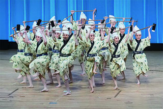 黒島の伝統芸能を披露する八重山高校郷土芸能部の皆さん=10日午前、伊那市文化会館