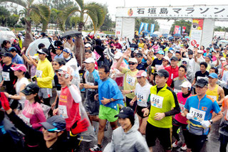 悪天候の中、3477人が完走した石垣 島マラソン=市中央運動公園
