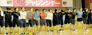 チャレンジデーのファイナルで30人31脚に参加した人たち=市総合体育館