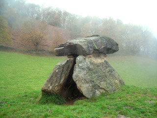 Dolmen de Gaxteenia (Mendibe), tambien conocido como "Mairi-etxe" (Casa de Mairi).