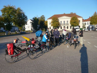 Morgens am Pferdemarkt, die Schatten sind noch besonders lang.