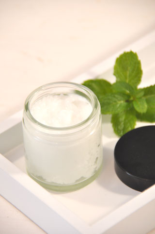 Kopfschmerz-Salbe. Bei Spannungskopfschmerzen. - mix dich glücklich ...