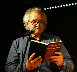 Marcus Neuert bei einer Lesung in Dresden 2019.