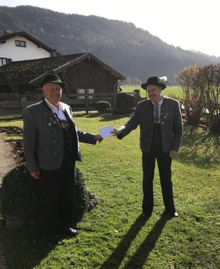 Georg Englhart gratuliert Gauvorstand Hans Schwaiger