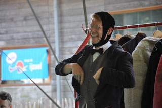 Fotos eines Schauspielers, verkleidet als Maulwurf