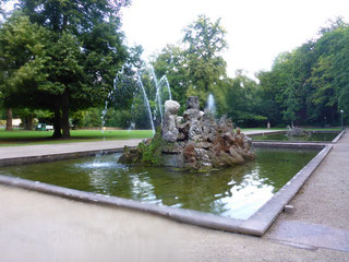 Eins der drei Wasserbecken am Heidelberger Schloss. Foto: Christel Pietsch
