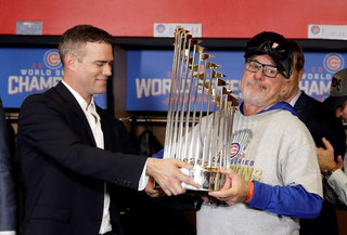 Theo Epstein e Joe Maddon alzano il Trofeo (USA TODAY / VIA REUTERS)
