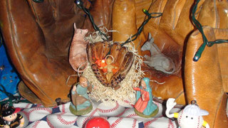 Il Presepe ambientato tra guanti palline e personaggi di fantasia.