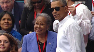 Nella foto il Presidente Obama con la moglie di Jackie Robinson ieri sera allo stadio Latinoamericano