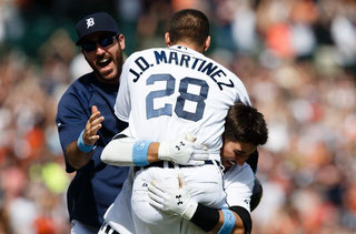 Nella foto JD Martinez festeggiato dai compagni dopo l'homer