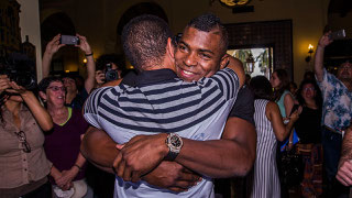 Nella foto Yasiel Puig rientra per la prima volta a Cuba (Rob Tringali/MLB)